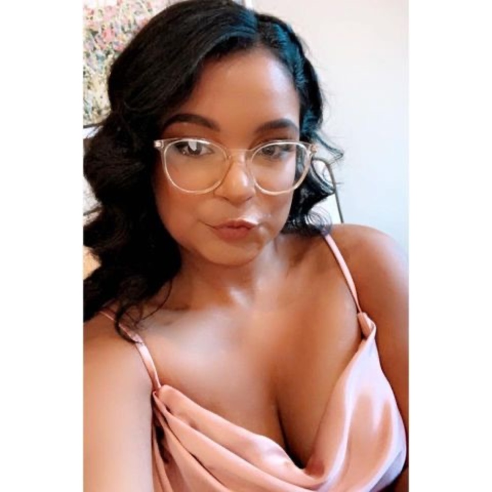 Meet your Posher, Leila